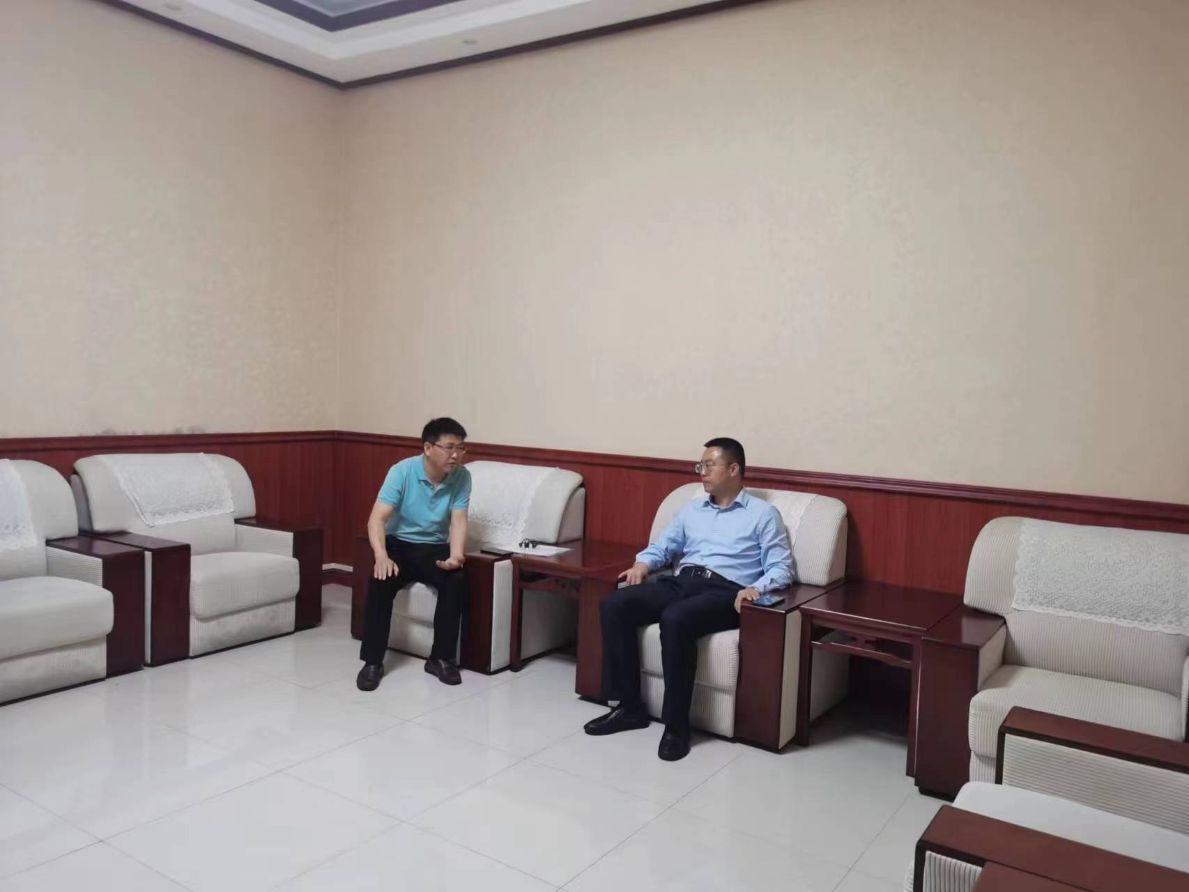 杨县长会见宏瑞董事长 杨县长会见宏瑞董事长